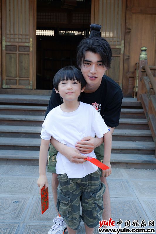 刘奕畅与赵错儿时扮演者合影 《少主且慢行》横店开拍 刘奕畅出演男主角赵错