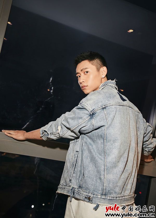 魏晨寸头演绎潮酷型男3 魏晨寸头演绎潮酷型男 新电影《深夜食堂》即将暖愈上映