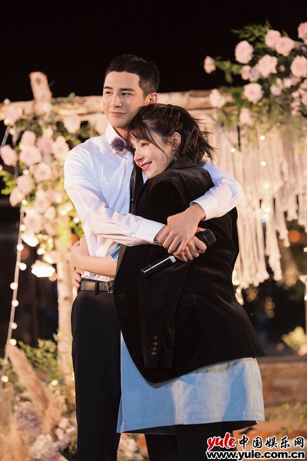 姜潮麦迪娜深情相拥 姜潮惊喜求婚麦迪娜超甜蜜 8090组合再聚首感动满满