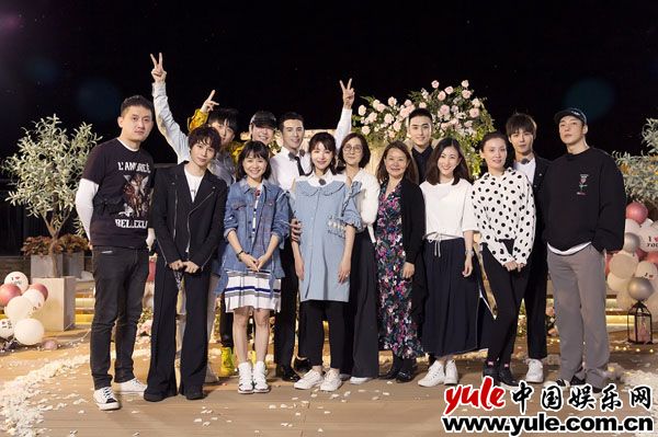 亲友助阵姜潮求婚 姜潮惊喜求婚麦迪娜超甜蜜 8090组合再聚首感动满满