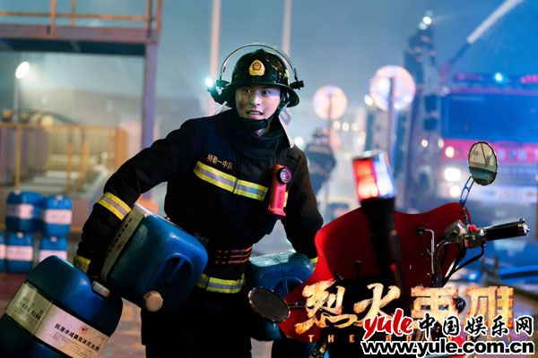 1 《烈火英雄》热血公映 张哲瀚拍戏遭烟呛险些没命