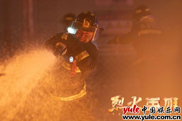 2 《烈火英雄》热血公映 张哲瀚拍戏遭烟呛险些没命