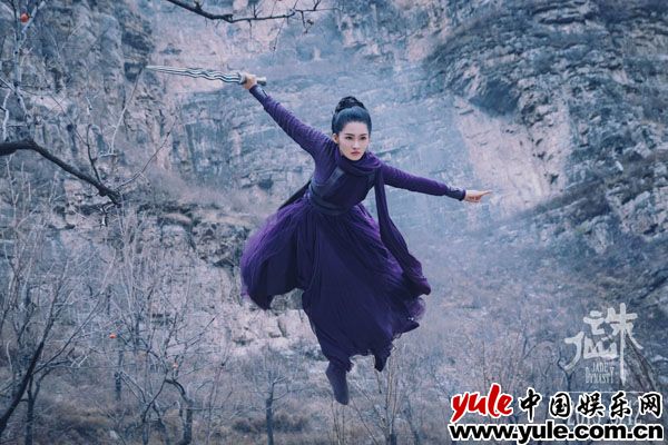 李沁版“陆雪琪”手持天琊剑 电影《诛仙》曝光角色海报 李沁版陆雪琪上演“眼神杀”